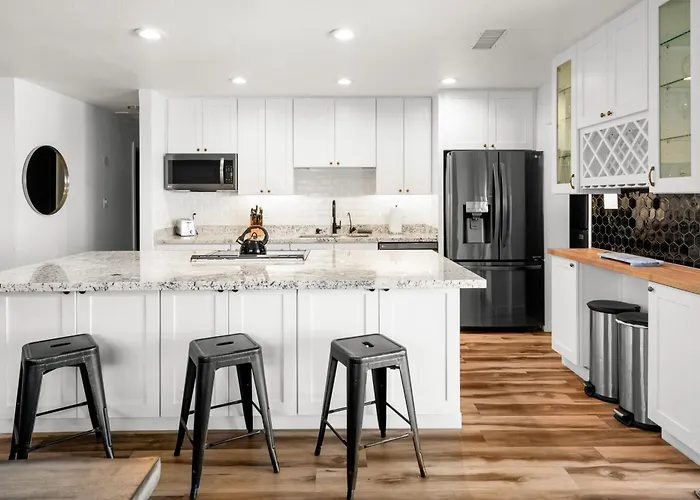 Desert Bloom L 5 Min To Old Town L Hot Tub Holiday home Scottsdale