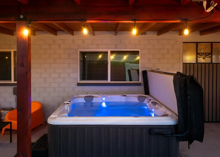 Desert Bloom L 5 Min To Old Town L Hot Tub Holiday home *