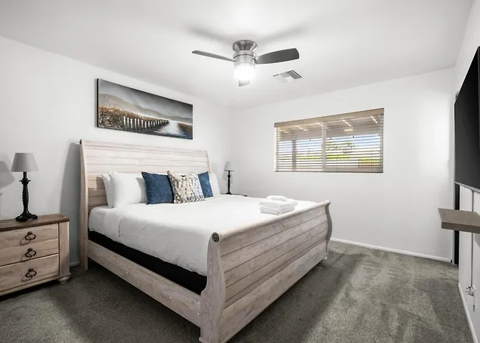 Desert Bloom L 5 Min To Old Town L Hot Tub Holiday home Scottsdale