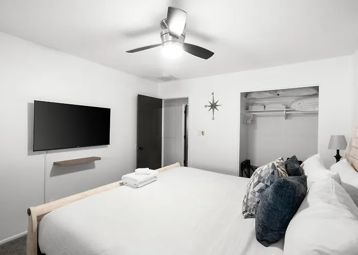 Desert Bloom L 5 Min To Old Town L Hot Tub Holiday home Scottsdale